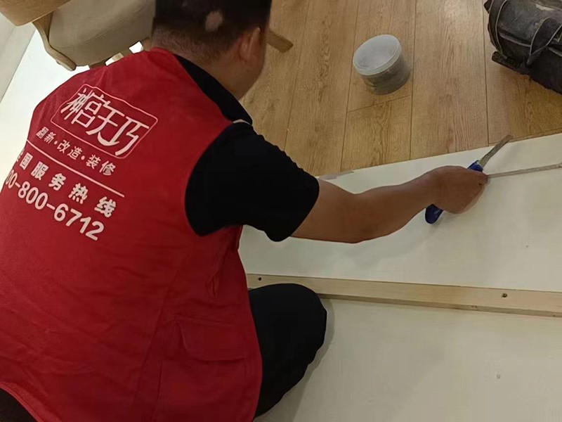 木地板翻新多少錢一平米？看完后，網(wǎng)友直呼：家里翻新地板后悔了(圖1)