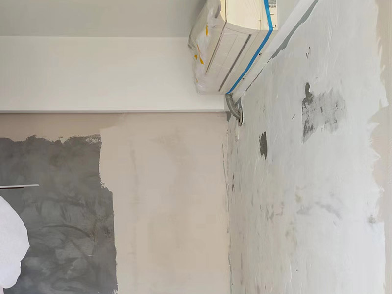 三伏天的新房墻皮發(fā)霉開(kāi)裂怎么辦？房屋墻面翻新施工技巧