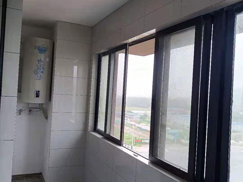封閉式陽臺墻壁漏水怎么辦？陽臺墻面翻新方案分享(圖2)