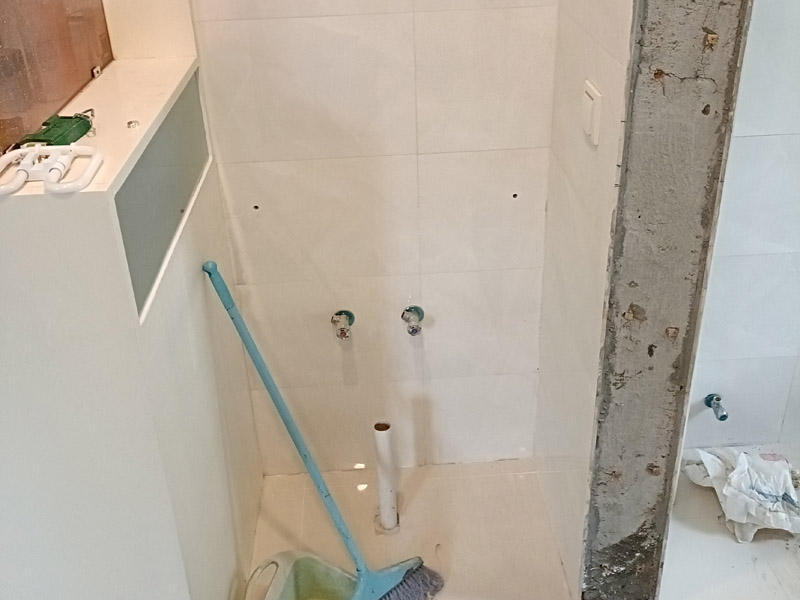 衛(wèi)生間防水層失效的4個(gè)信號(hào)！DIY修復(fù)還是找專業(yè)師傅？(圖2)