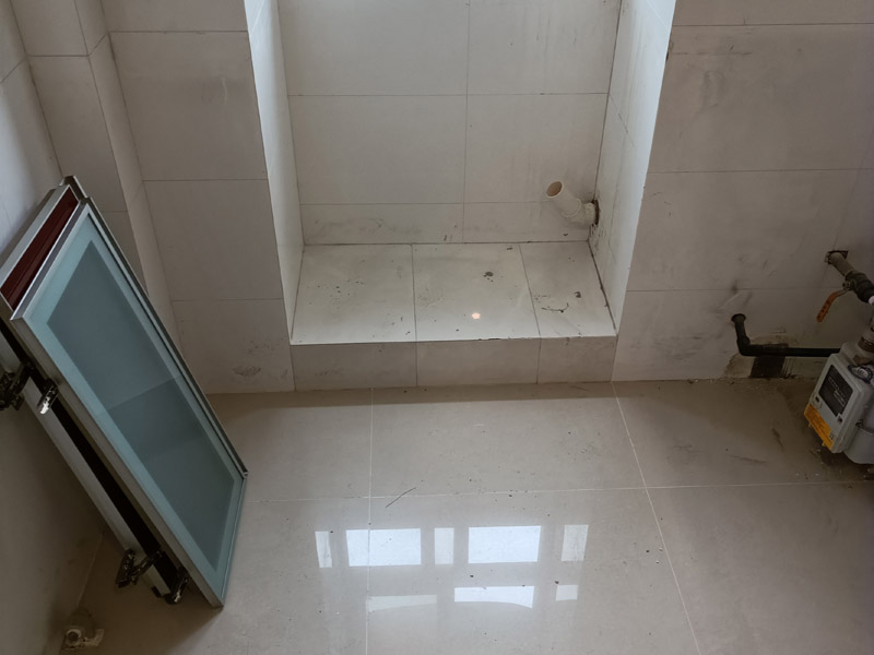 衛(wèi)生間防水層失效的4個(gè)信號(hào)！DIY修復(fù)還是找專業(yè)師傅？(圖1)